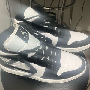 Jordan Men's Black and White Sneakers